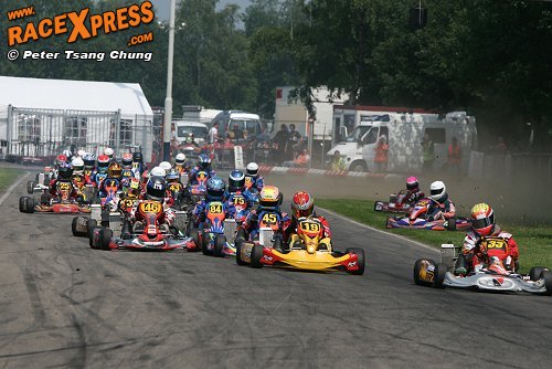 Het grote deelnemersveld in de Rotax Max Junioren van start